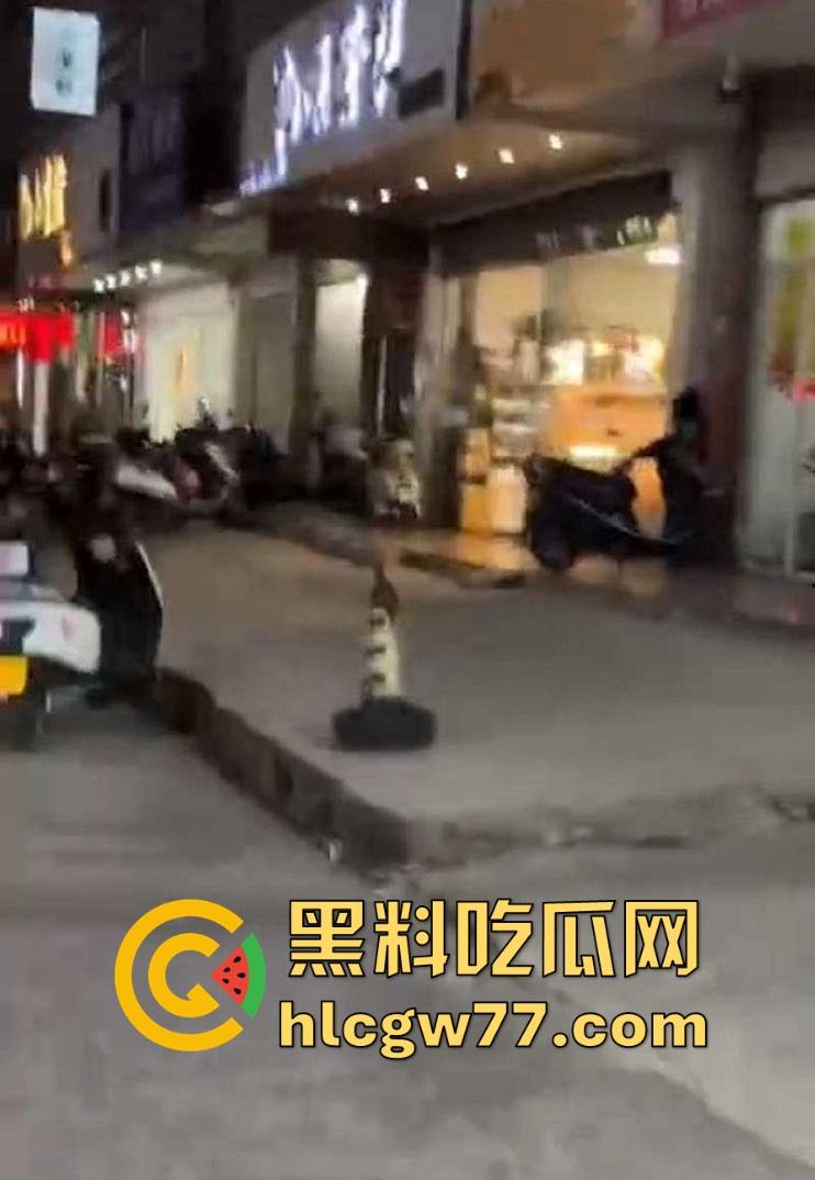 广东揭阳市中心街头惊现男子裸奔，这天气大哥不冷吗？看起来精神不正常-3