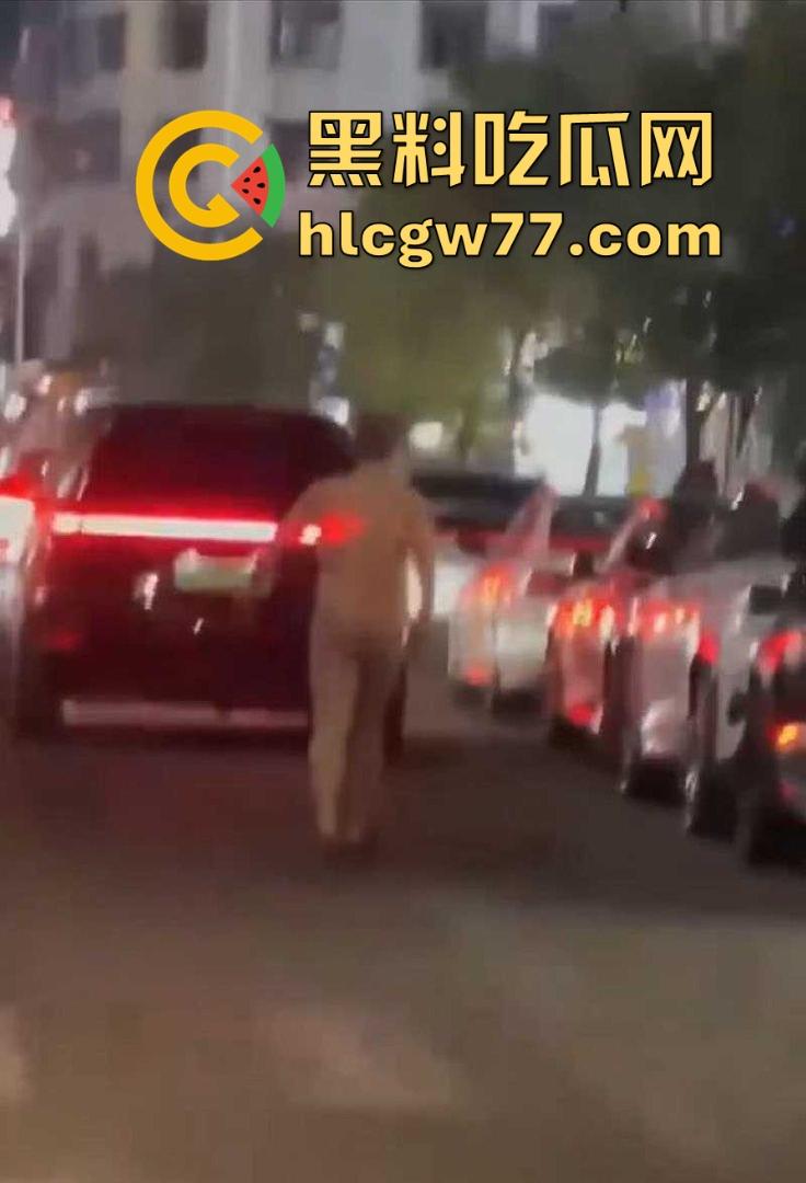 广东揭阳市中心街头惊现男子裸奔，这天气大哥不冷吗？看起来精神不正常-4
