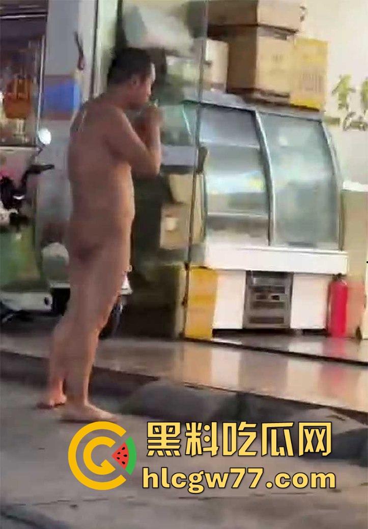 广东揭阳市中心街头惊现男子裸奔，这天气大哥不冷吗？看起来精神不正常-5
