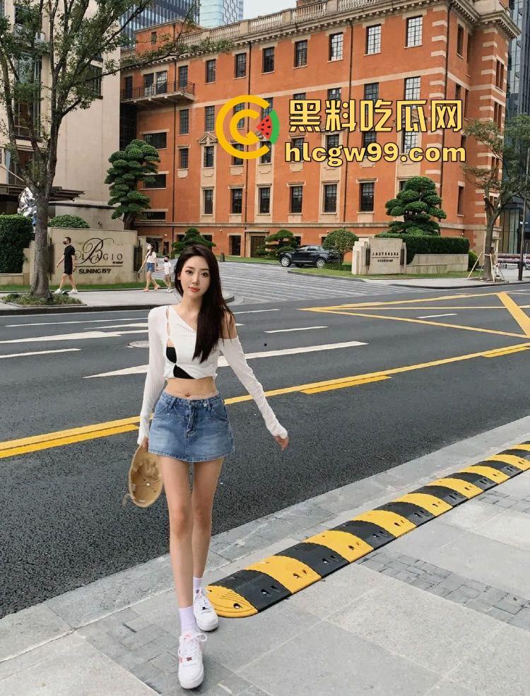 拼多多玩法进KTV，众筹重金拿下骚货公主，只因不穿内裤直接被带走，酒店轮流爆肏一夜，全场射到天亮！-5