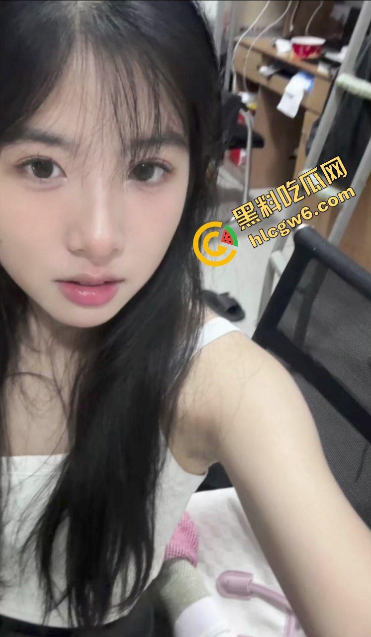 湖南工业大学大三反差婊骚鸡学生妹『雷沁』酒吧2大哥 约去酒店激情口爆69爆操 独家流出！-6