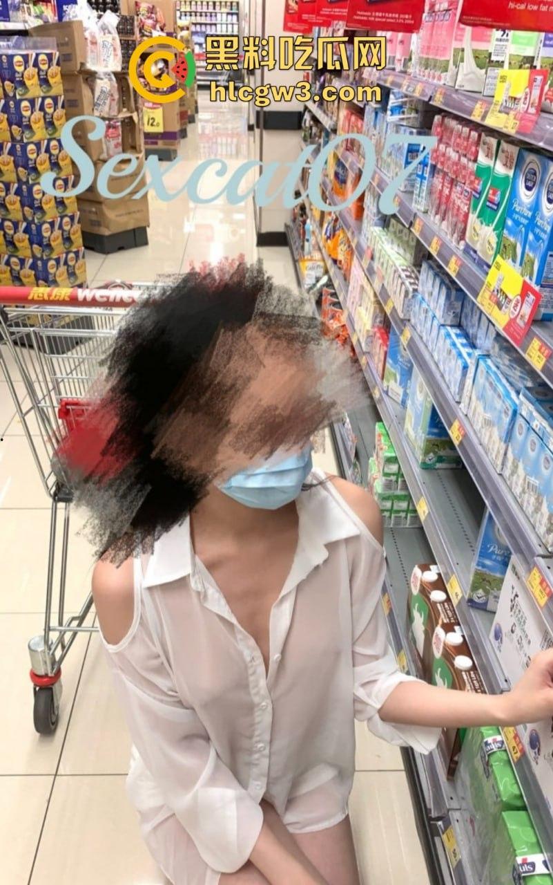 OF绿帽圈爆火的骚妻【性感的猫】私拍流出！福利级换妻淫乱，线下约单男，全程母狗式狂浪！-1