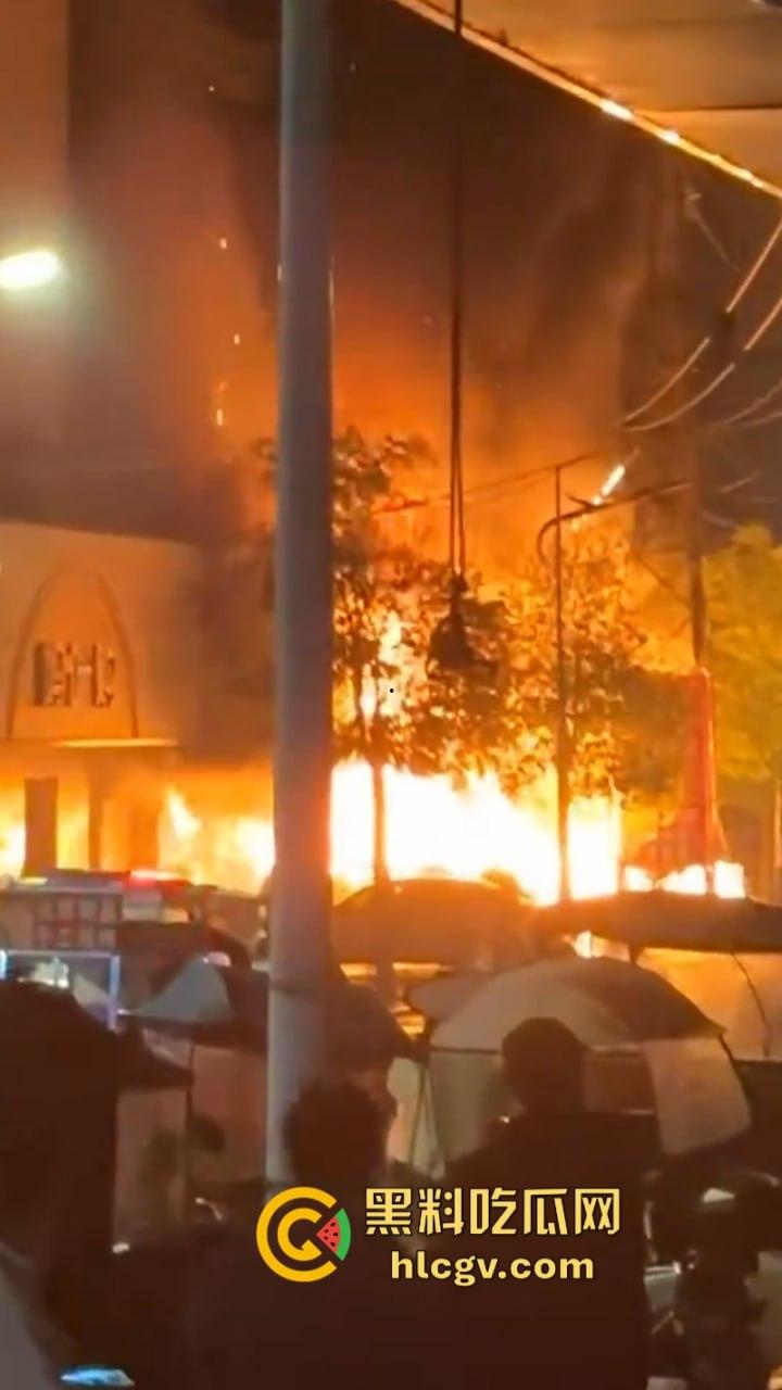 湖北荆门服装城突生大火 整座楼烧成空架损失惨重 现场真实大火视频曝光-8