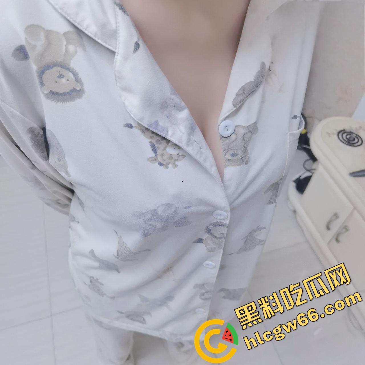 同父异母18岁妹妹让我拿下一血，小狗打架她看热闹，我偷拍奶子意淫操翻她！-2