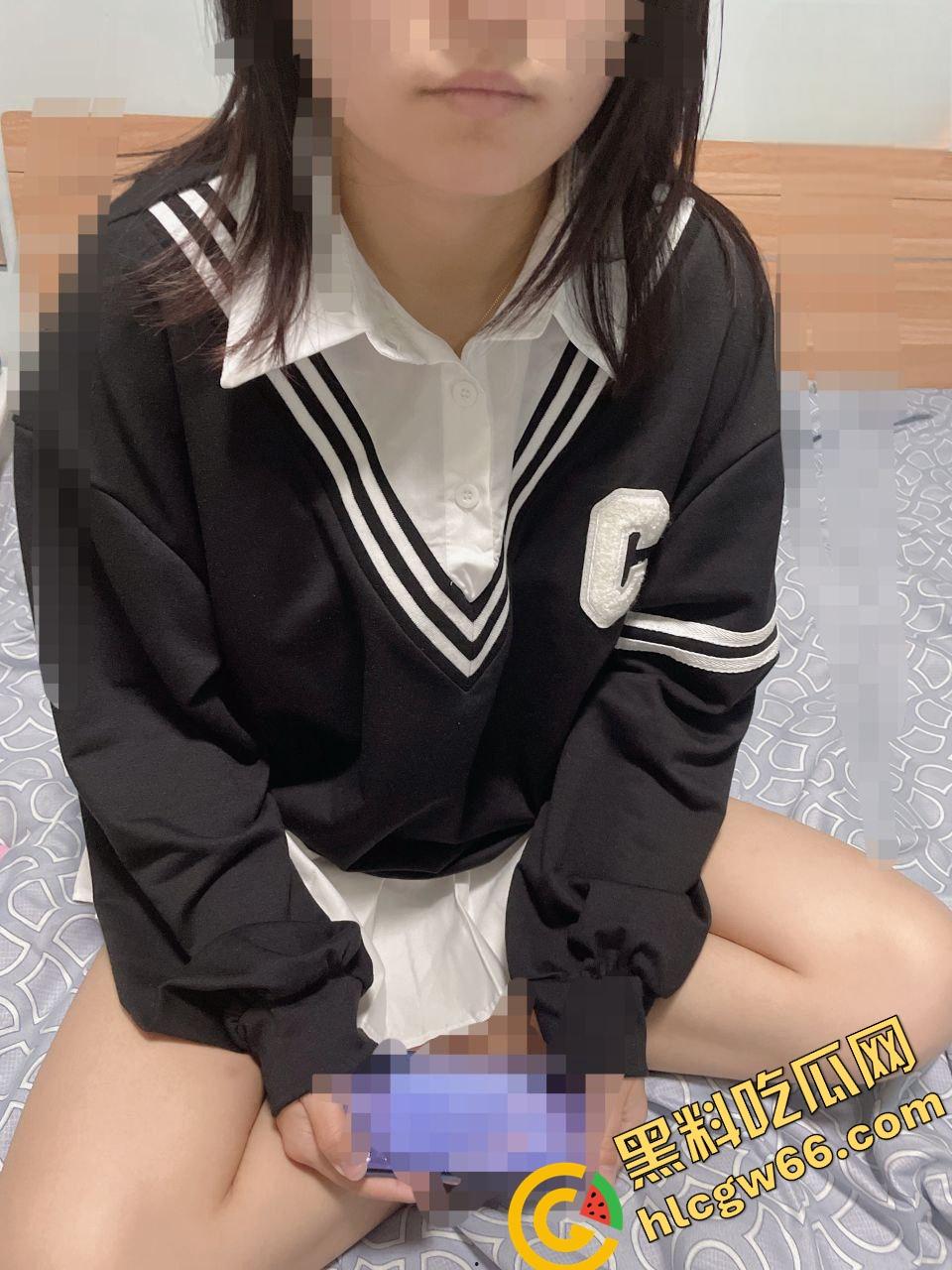 同父异母18岁妹妹让我拿下一血，小狗打架她看热闹，我偷拍奶子意淫操翻她！-9