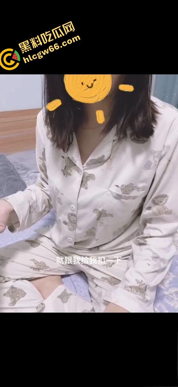 同父异母18岁妹妹让我拿下一血，小狗打架她看热闹，我偷拍奶子意淫操翻她！-10