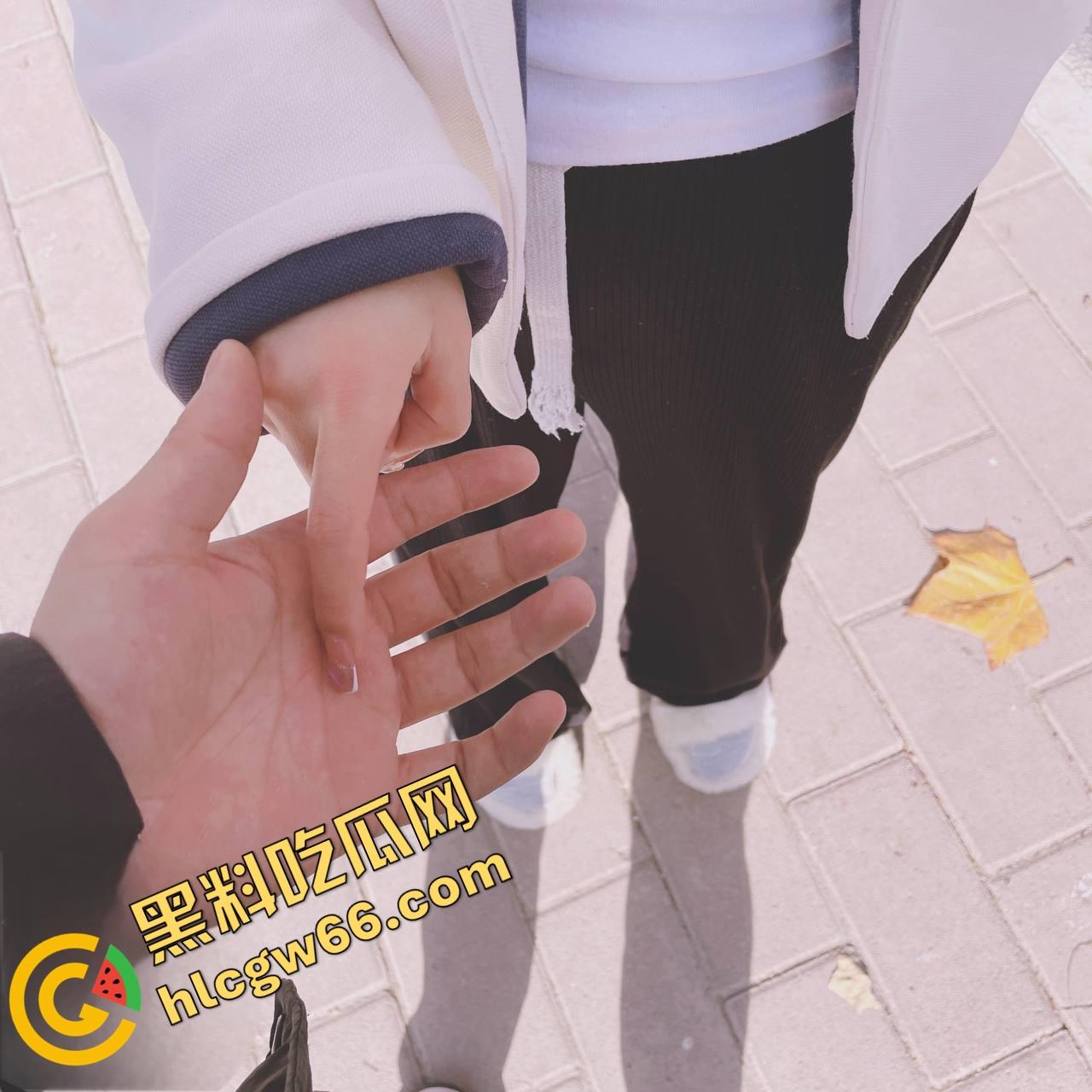 同父异母18岁妹妹让我拿下一血，小狗打架她看热闹，我偷拍奶子意淫操翻她！-25