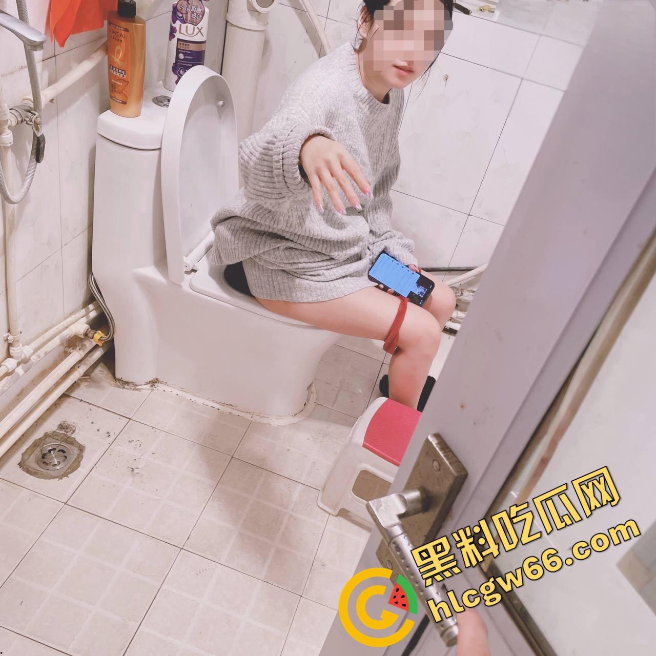 同父异母18岁妹妹让我拿下一血，小狗打架她看热闹，我偷拍奶子意淫操翻她！-37