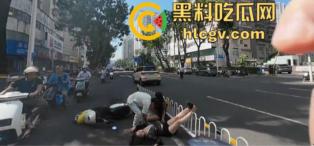 小哥新买电动车上路被3人行喝嗨了的撞飞，妹子砸在围栏上懵了，身材比脸吸睛！-6