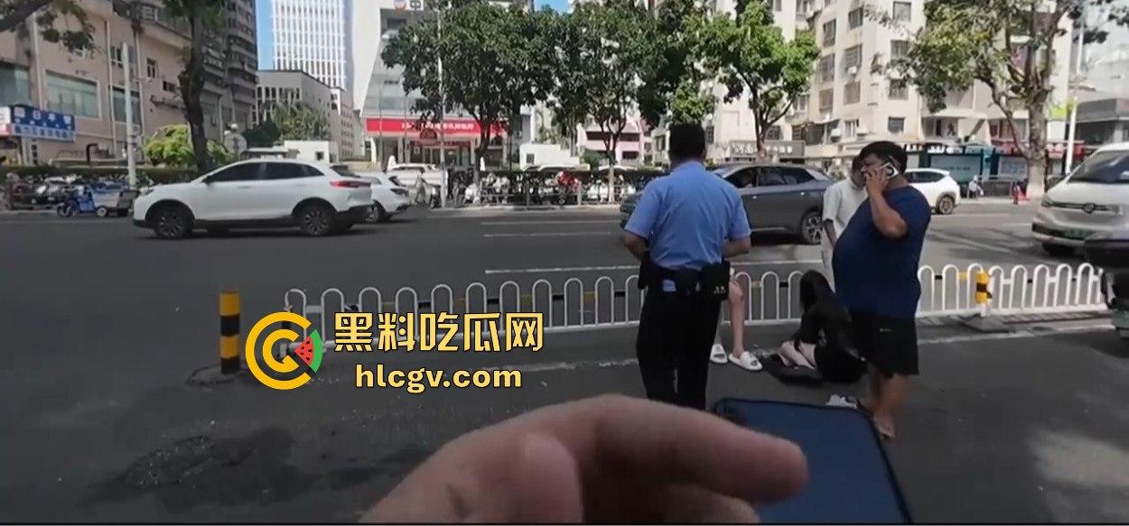 小哥新买电动车上路被3人行喝嗨了的撞飞，妹子砸在围栏上懵了，身材比脸吸睛！-14