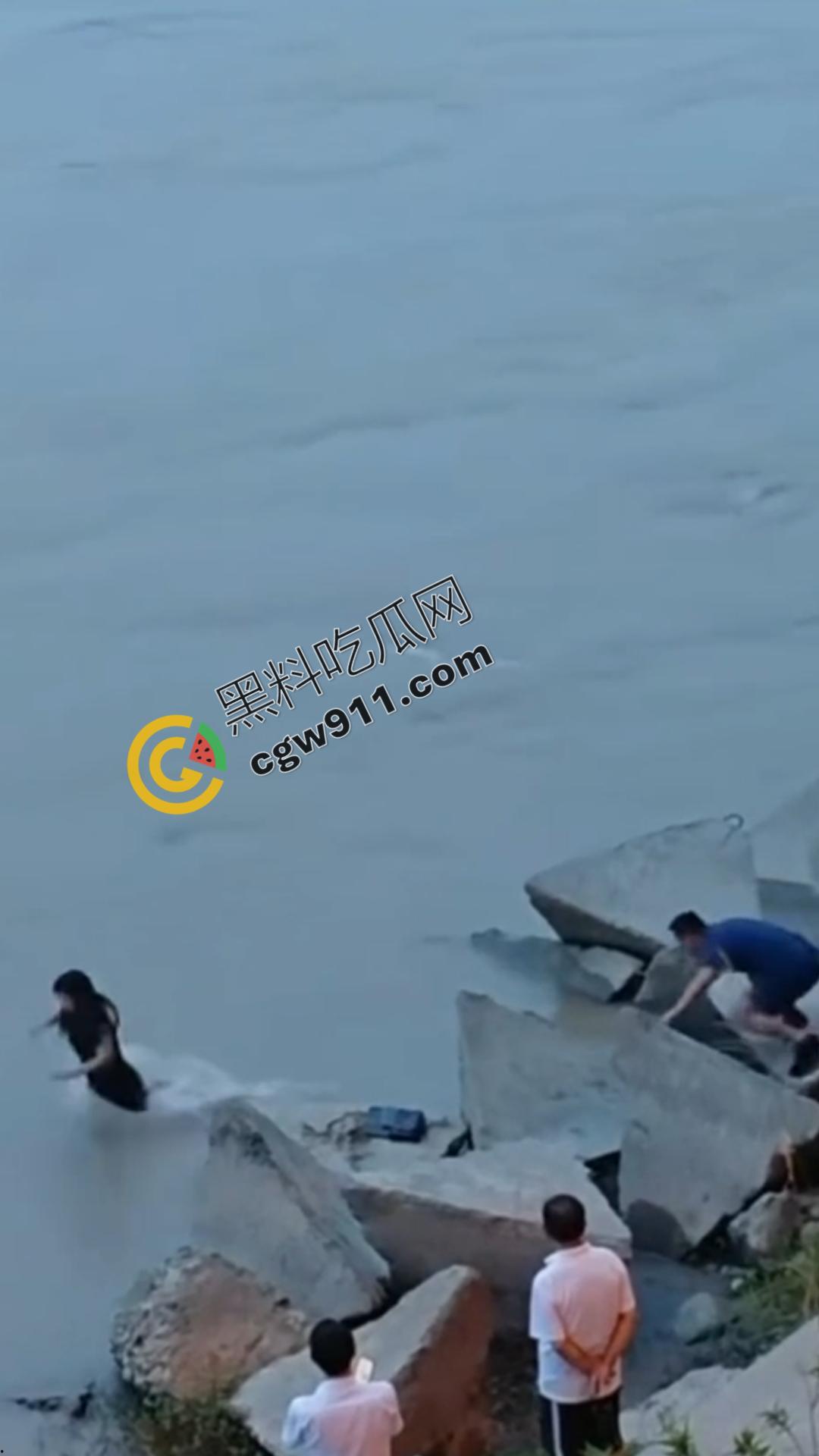 四川乐山美女跳河! 沉迷情感漩涡无法自拔,消防员拼死营救无果,女子终被激流吞没-2