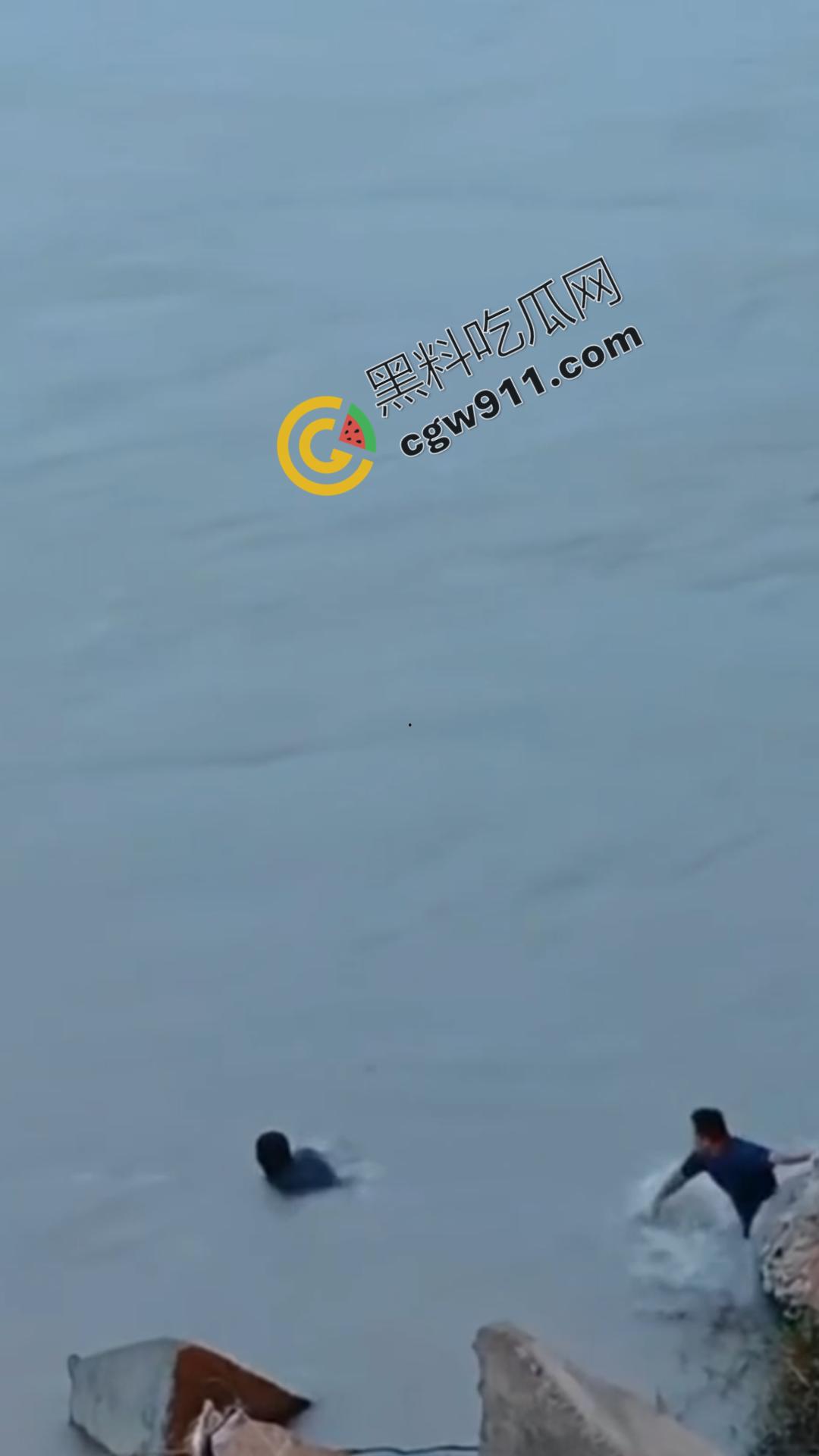 四川乐山美女跳河! 沉迷情感漩涡无法自拔,消防员拼死营救无果,女子终被激流吞没-3