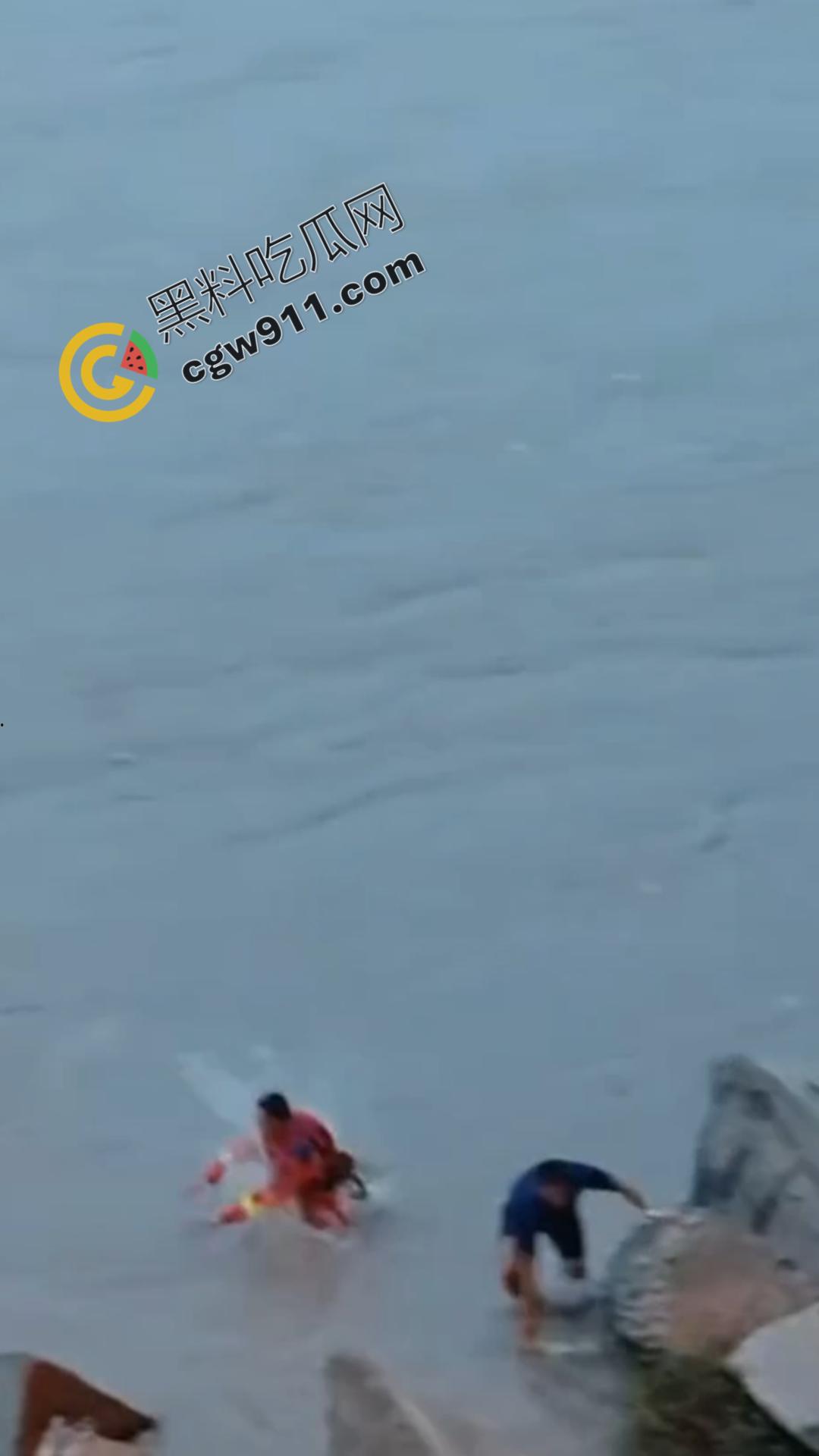 四川乐山美女跳河! 沉迷情感漩涡无法自拔,消防员拼死营救无果,女子终被激流吞没-4