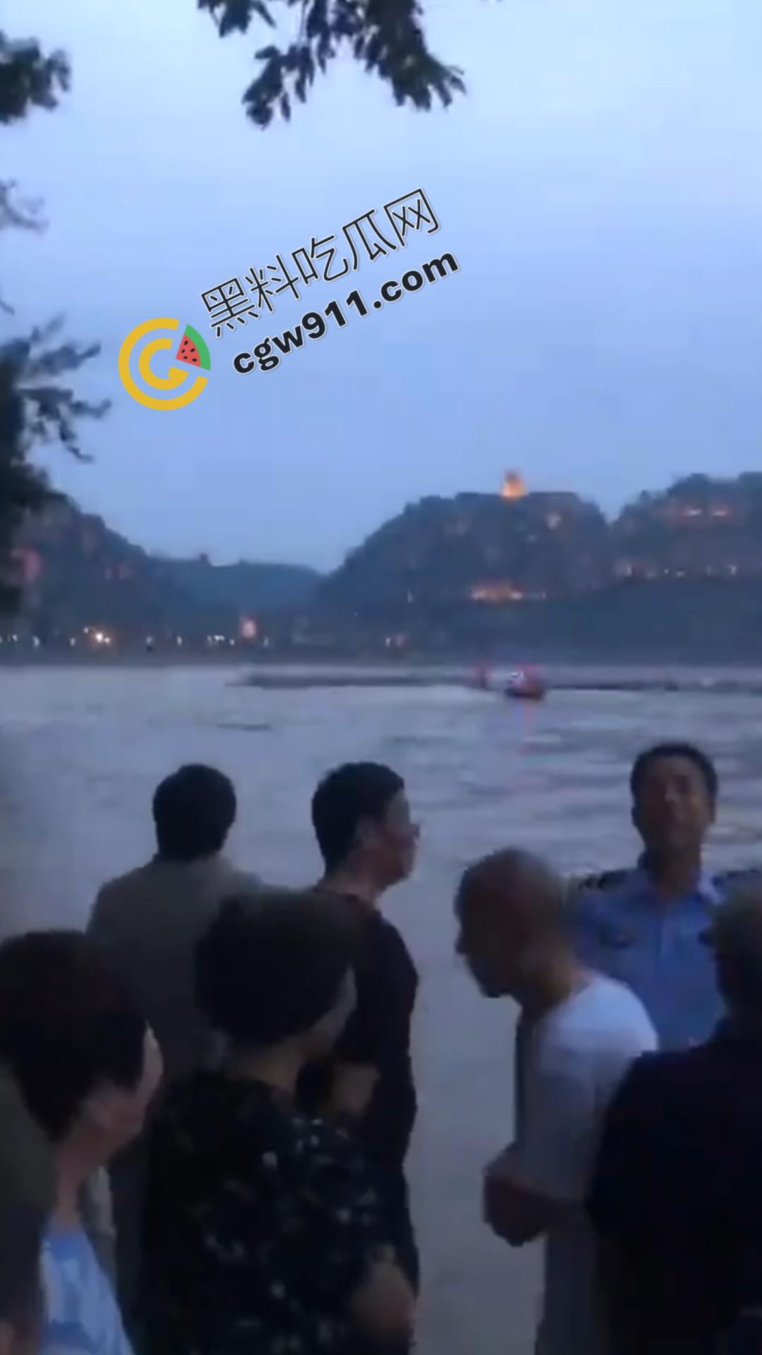 四川乐山美女跳河! 沉迷情感漩涡无法自拔,消防员拼死营救无果,女子终被激流吞没-6