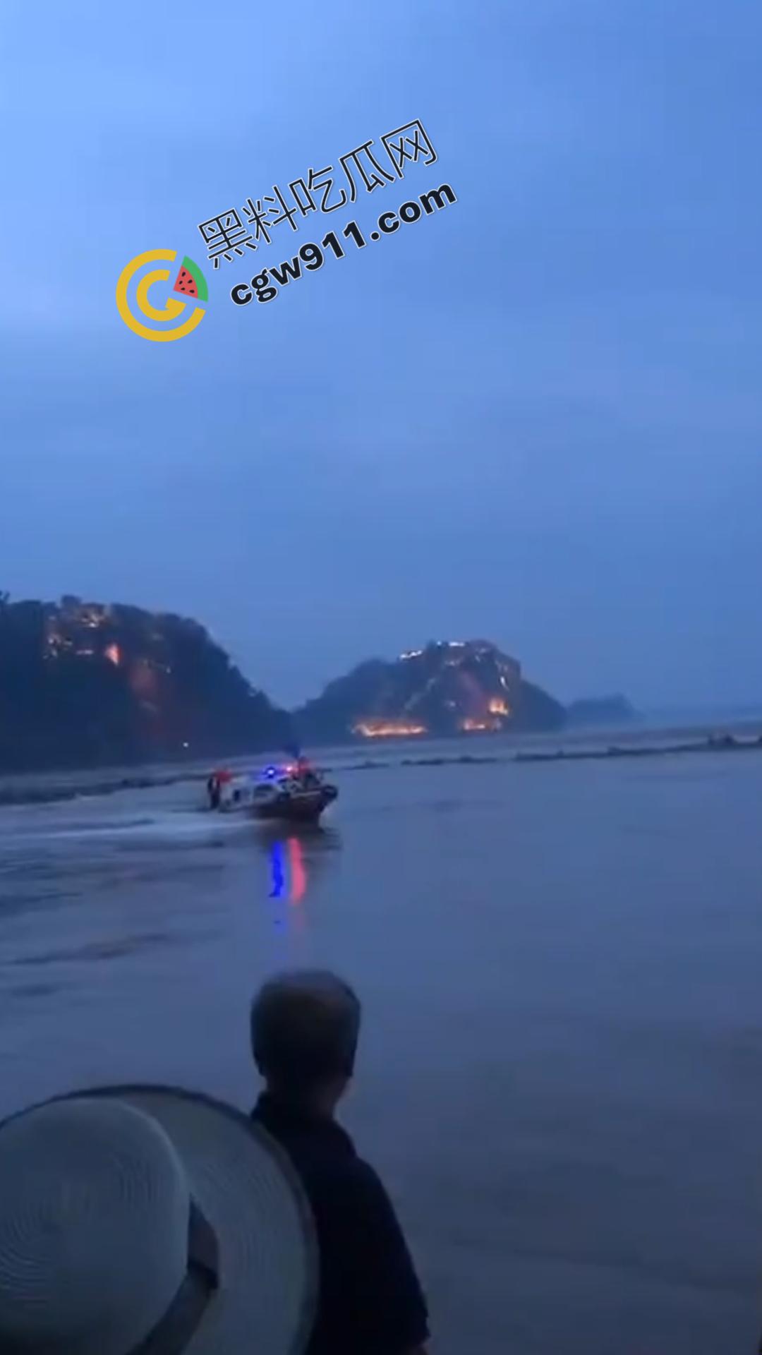 四川乐山美女跳河! 沉迷情感漩涡无法自拔,消防员拼死营救无果,女子终被激流吞没-7