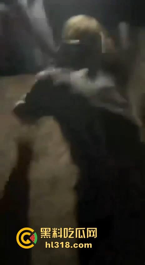 甘肃省定西市岷县多人群殴霸凌视频曝光， 逼其口含避孕套吹泡泡，还像狗一样爬，边爬边殴打！-5