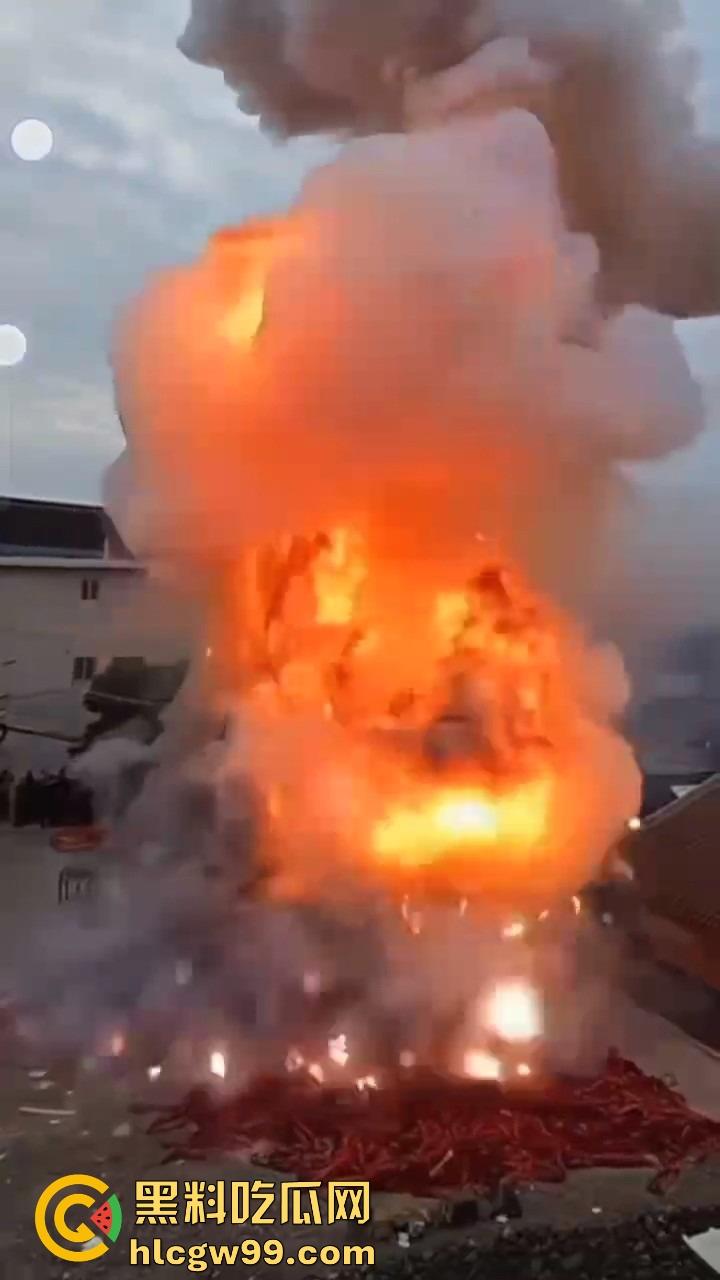 福建泉州村民豪横迎元宵，一村子的鞭炮堆一起炸 烟雾蘑菇云腾空而起 现场气势堪比小型核试验！-7