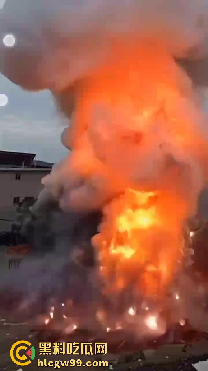 福建泉州村民豪横迎元宵，一村子的鞭炮堆一起炸 烟雾蘑菇云腾空而起 现场气势堪比小型核试验！-8