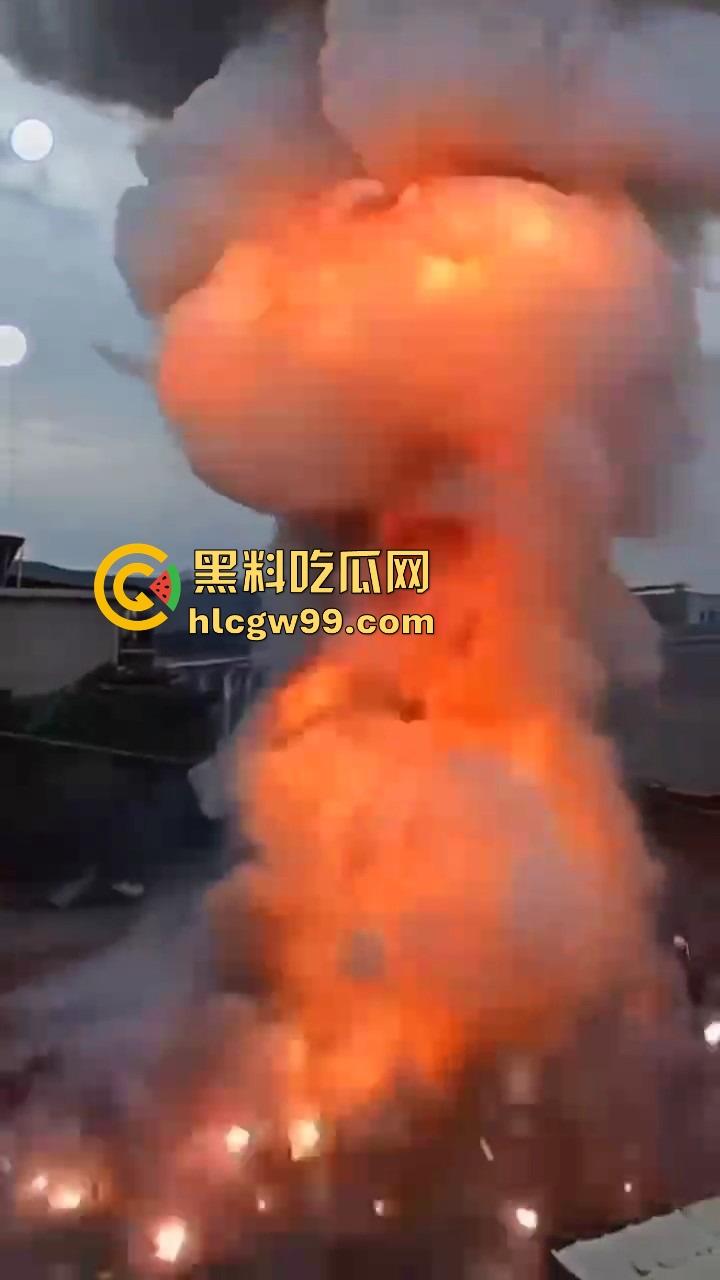 福建泉州村民豪横迎元宵，一村子的鞭炮堆一起炸 烟雾蘑菇云腾空而起 现场气势堪比小型核试验！-9