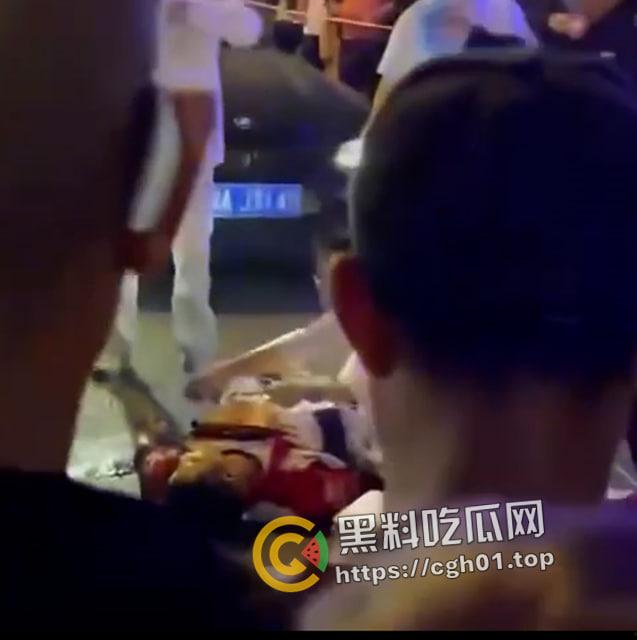 昆山龙哥在世！司机吐痰到路人身上还嚣张骂人  被路人拿起西瓜刀砍死 现场血腥画面流出-8