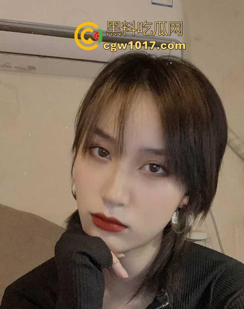 华南理工大学模特女友【钟文静】寝床全裸玩网调自慰，户外露出车震后入，极其御姐的脸庞下竟然比那些博主还骚！-2