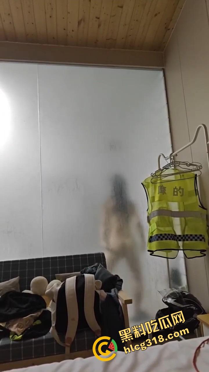 群友跑摩的累成狗，想打一炮结果进来个疯癫女大，洗澡洗到自嗨跳舞，这炮宁愿退钱也不打了！-9