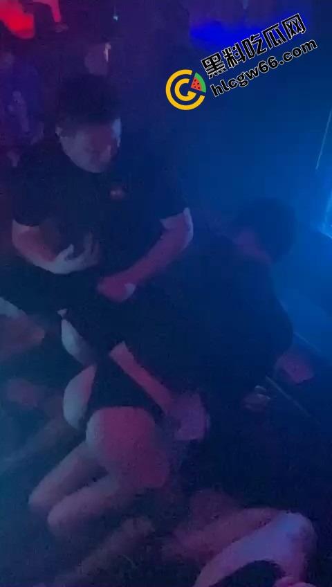 酒吧骚鸡骚鸭酒吧接头,骚鸭穿三角内裤黑丝在小仙女身上蹭到发烫,小姑娘笑疯了今晚不回家了!-4