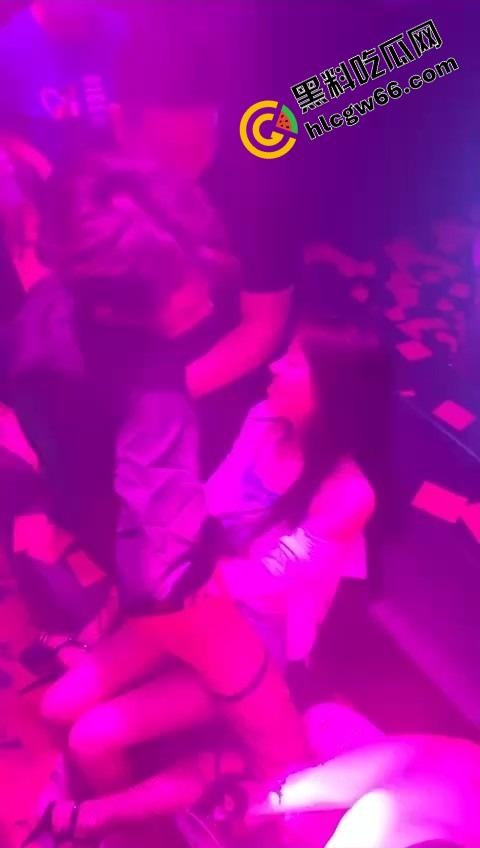 酒吧骚鸡骚鸭酒吧接头,骚鸭穿三角内裤黑丝在小仙女身上蹭到发烫,小姑娘笑疯了今晚不回家了!-5