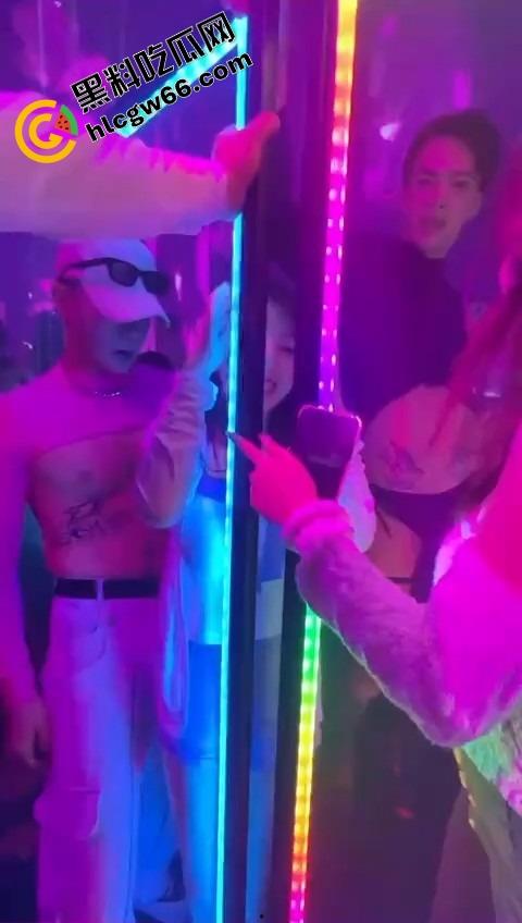 酒吧骚鸡骚鸭酒吧接头,骚鸭穿三角内裤黑丝在小仙女身上蹭到发烫,小姑娘笑疯了今晚不回家了!-10