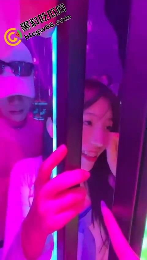 酒吧骚鸡骚鸭酒吧接头,骚鸭穿三角内裤黑丝在小仙女身上蹭到发烫,小姑娘笑疯了今晚不回家了!-11