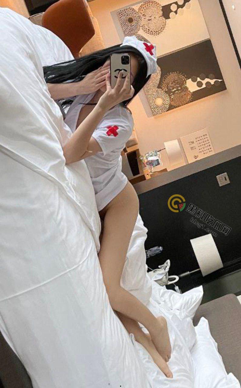 高颜值反差婊yuyu新作曝光！黑丝女仆双飞现场视频引发全网狂欢！-15