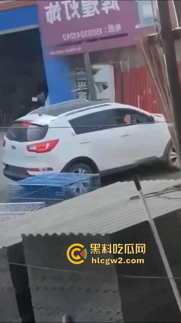 河北保定一女子因老公背叛情绪失控 开车将小三反复碾压致死 人都扁了-5