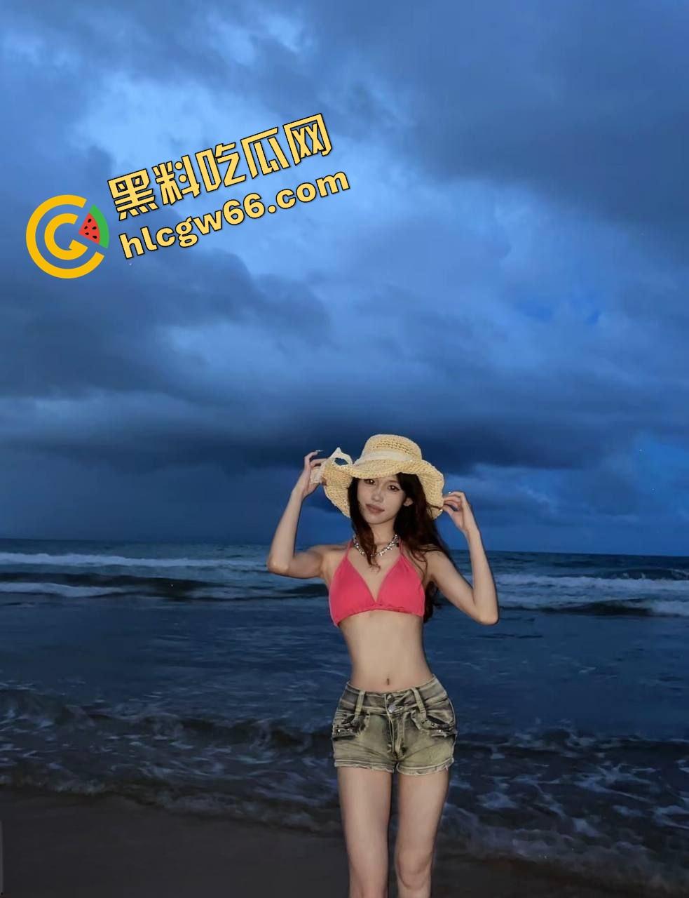 湖南信息科技学院高颜值妹子【刘洁】跟富二代男友外出玩，各种跪地吃鸡啪啪，鸡巴吃得都香喷喷！-5