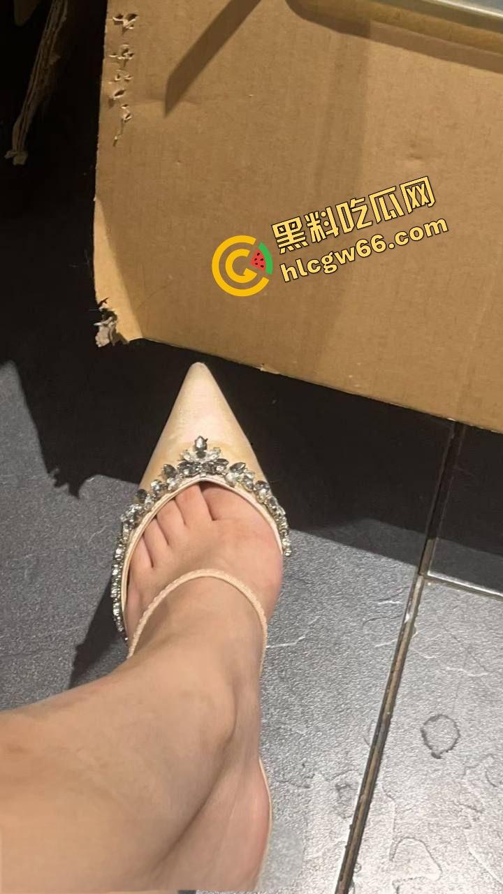 湖南信息科技学院高颜值妹子【刘洁】跟富二代男友外出玩，各种跪地吃鸡啪啪，鸡巴吃得都香喷喷！-11