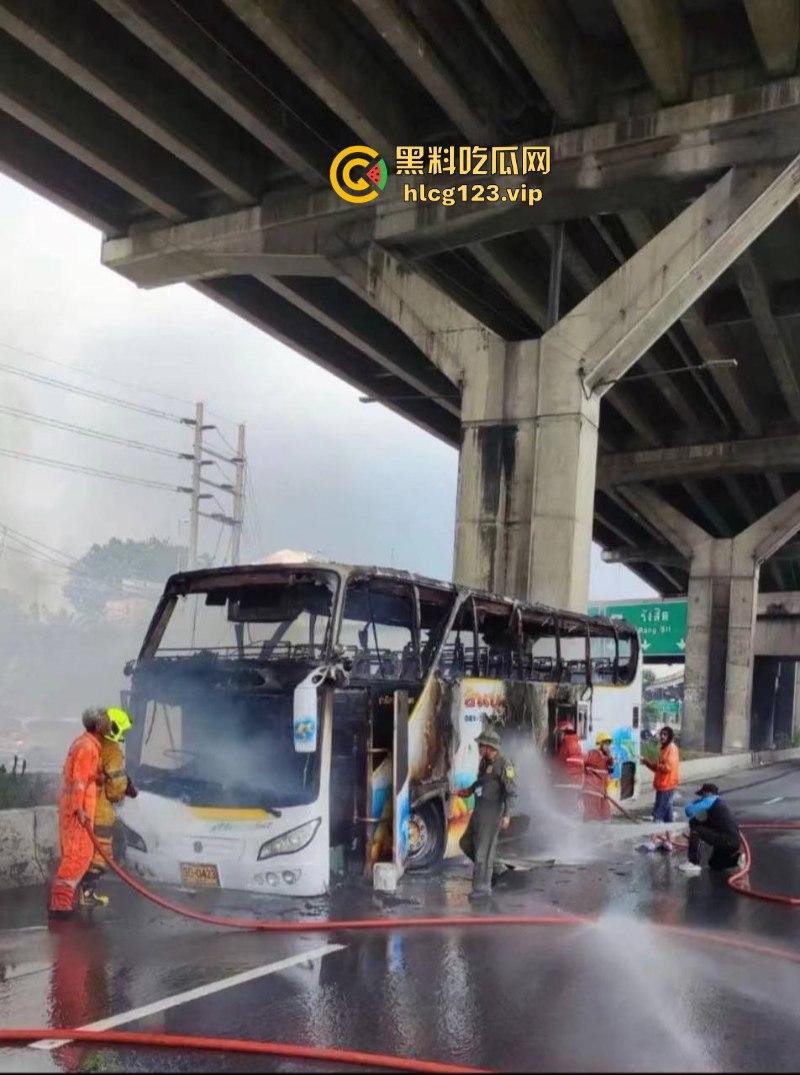 “闻者伤心 看着落泪”泰国幼儿园校车大火！25人恐成焦尸总理哭泣-2