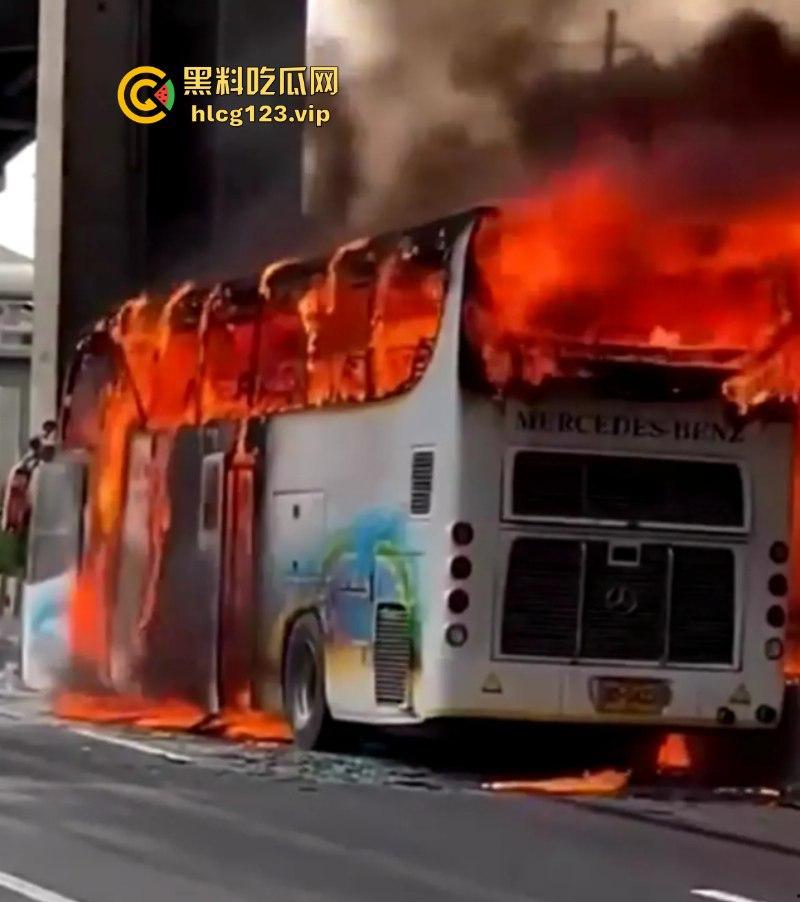 “闻者伤心 看着落泪”泰国幼儿园校车大火！25人恐成焦尸总理哭泣-3