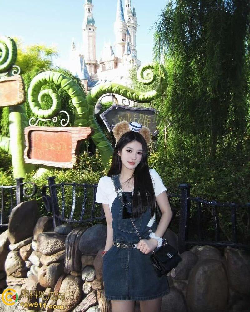 饥渴妹妹请哥哥吃饭，凉亭皮裙肉丝户外露出，扒开哥哥内裤疯狂吃鸡，被哥哥爆操到连连娇喘求饶！-2