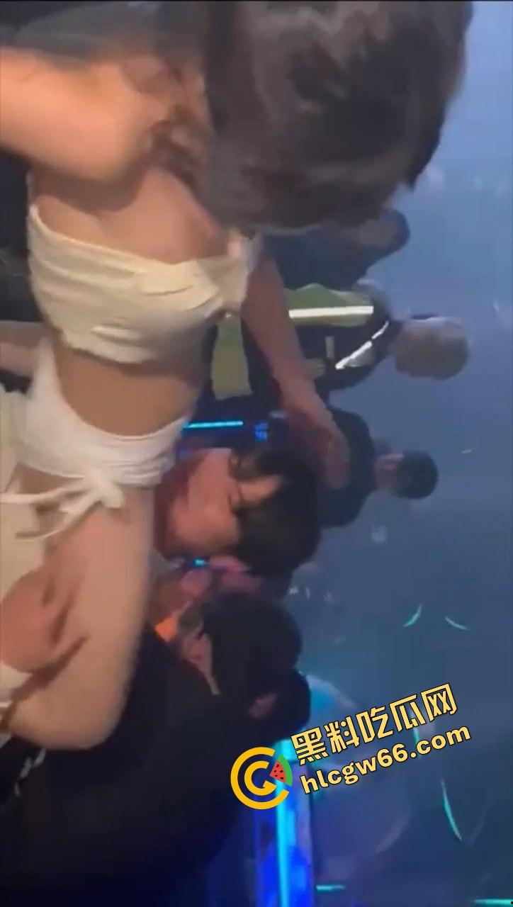 这才是男人该去的酒吧，骚舞女小妹当场撩胖子，白衣女神骑腿上嗦手指，老哥现场裤裆顶起火箭头！-9