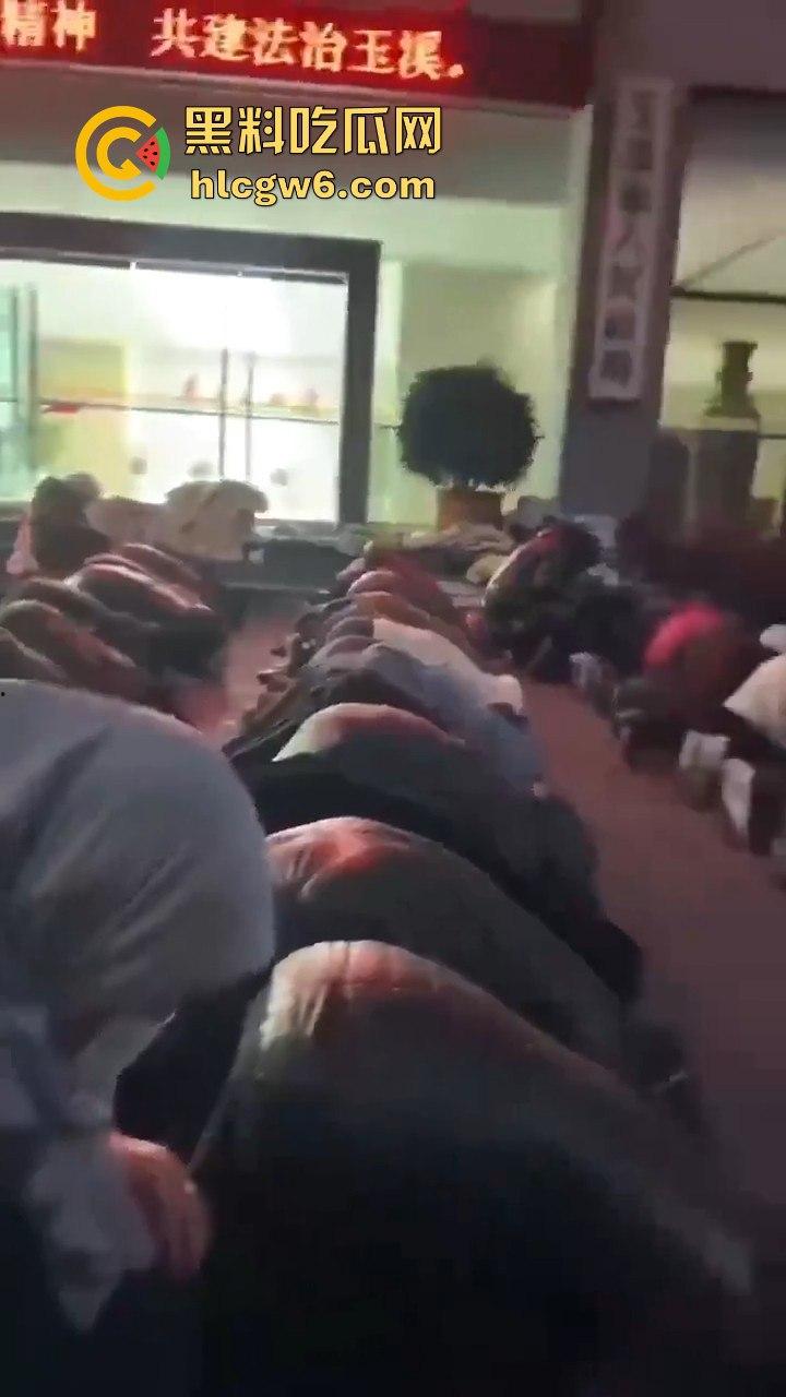 云南玉溪大批穆斯林在玉溪市政府前非法聚集声援，据称因当天警察从一间餐厅带走他们的头目【阿訇马玉巍】。-5