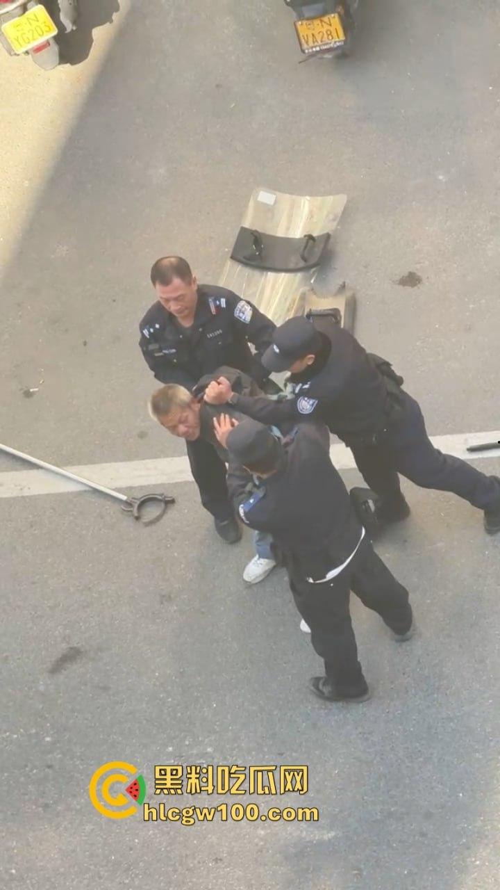 大爷不语只想砍人 汕尾市海丰县单身老头当街挥刀泄愤吓坏路人  疑似故意混牢饭？-1