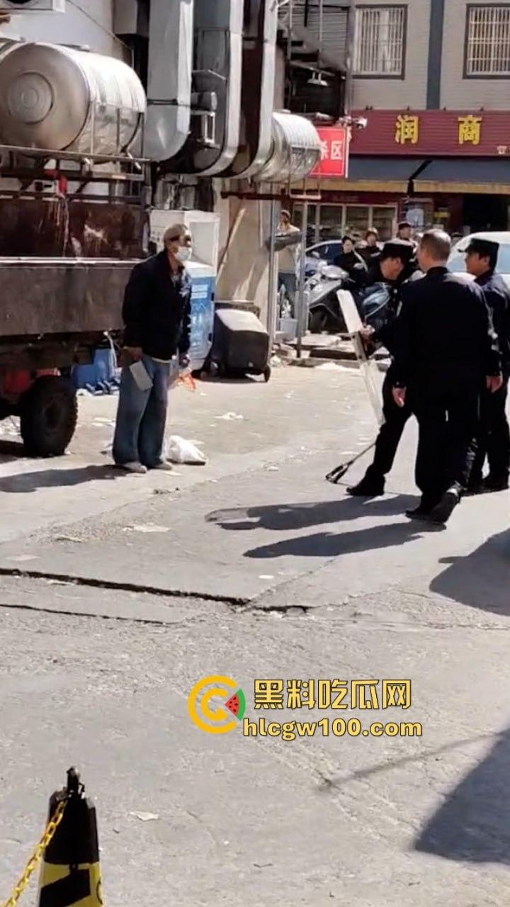 大爷不语只想砍人 汕尾市海丰县单身老头当街挥刀泄愤吓坏路人  疑似故意混牢饭？-4