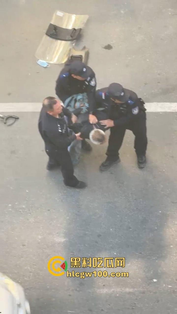 大爷不语只想砍人 汕尾市海丰县单身老头当街挥刀泄愤吓坏路人  疑似故意混牢饭？-9