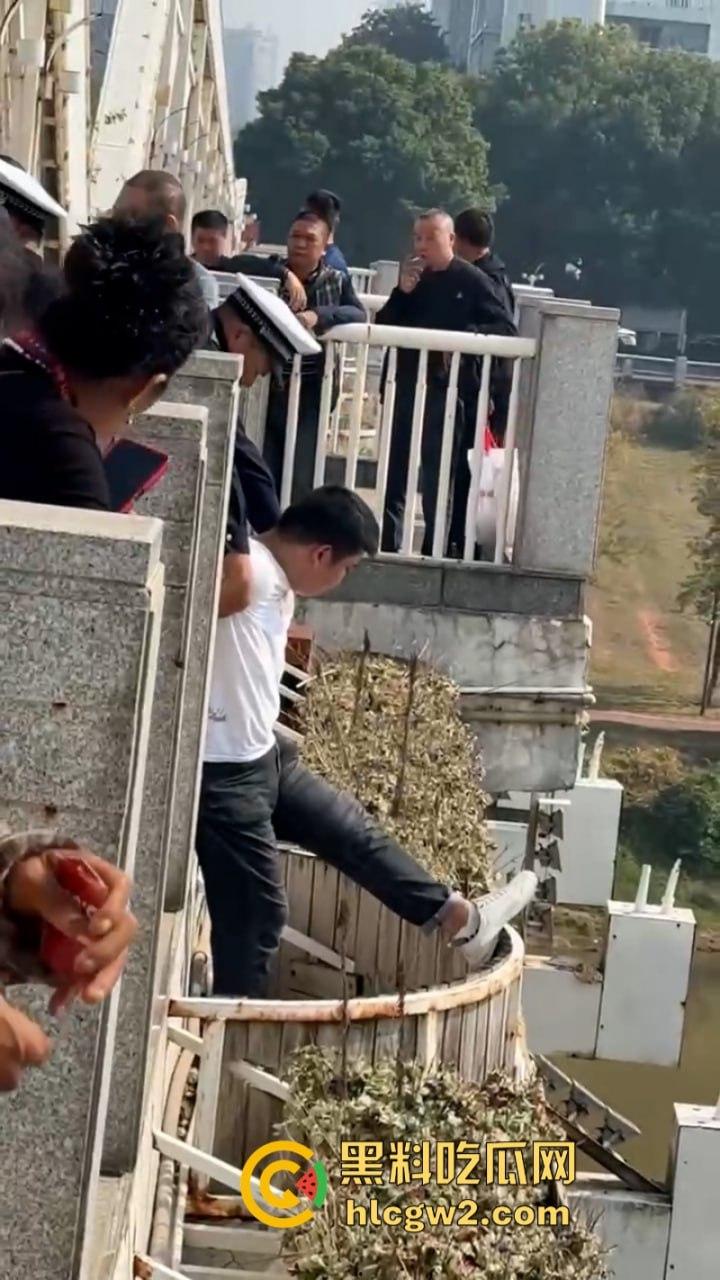 湖南衡阳小伙为求女友复合上演轻生苦肉计 中途又反悔 “桥不跳了，人还是要带走的！”-6