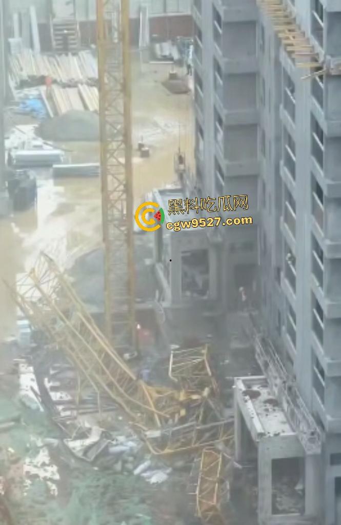 成都成华区塔吊坍塌，塔吊头扭曲，直接把人压在半空中，这塔吊都能倒塌，谁还敢住这房子？-3