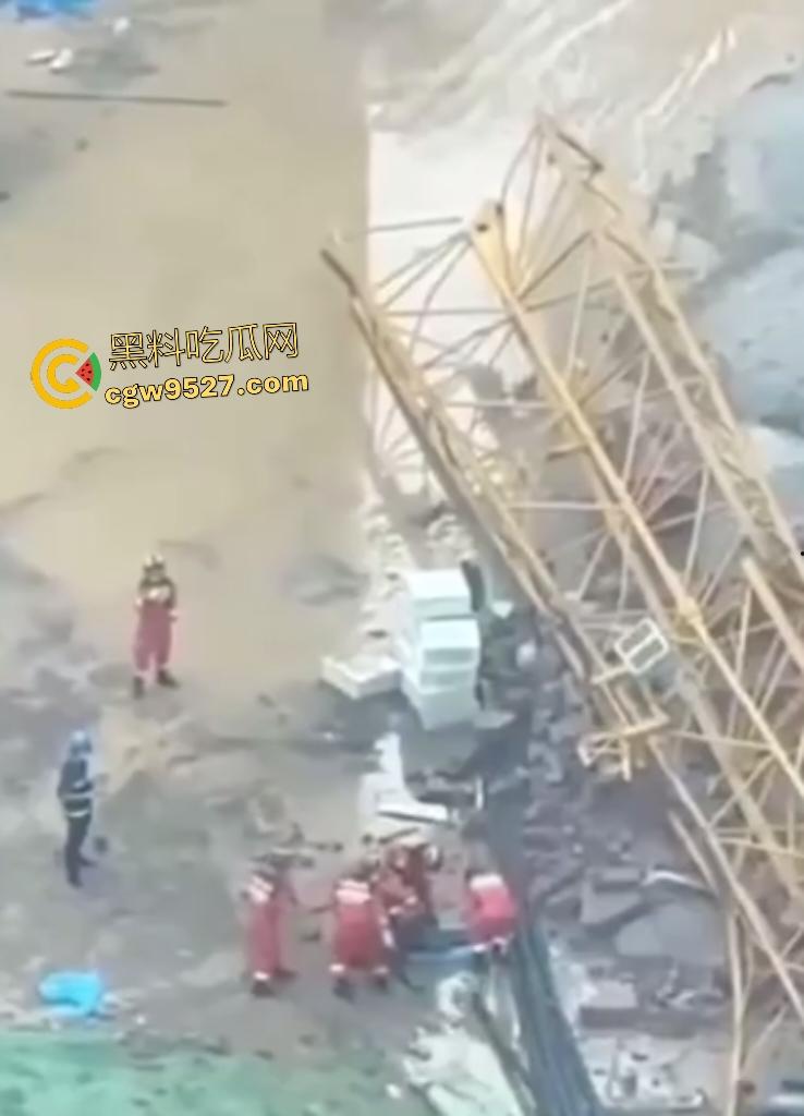 成都成华区塔吊坍塌，塔吊头扭曲，直接把人压在半空中，这塔吊都能倒塌，谁还敢住这房子？-4
