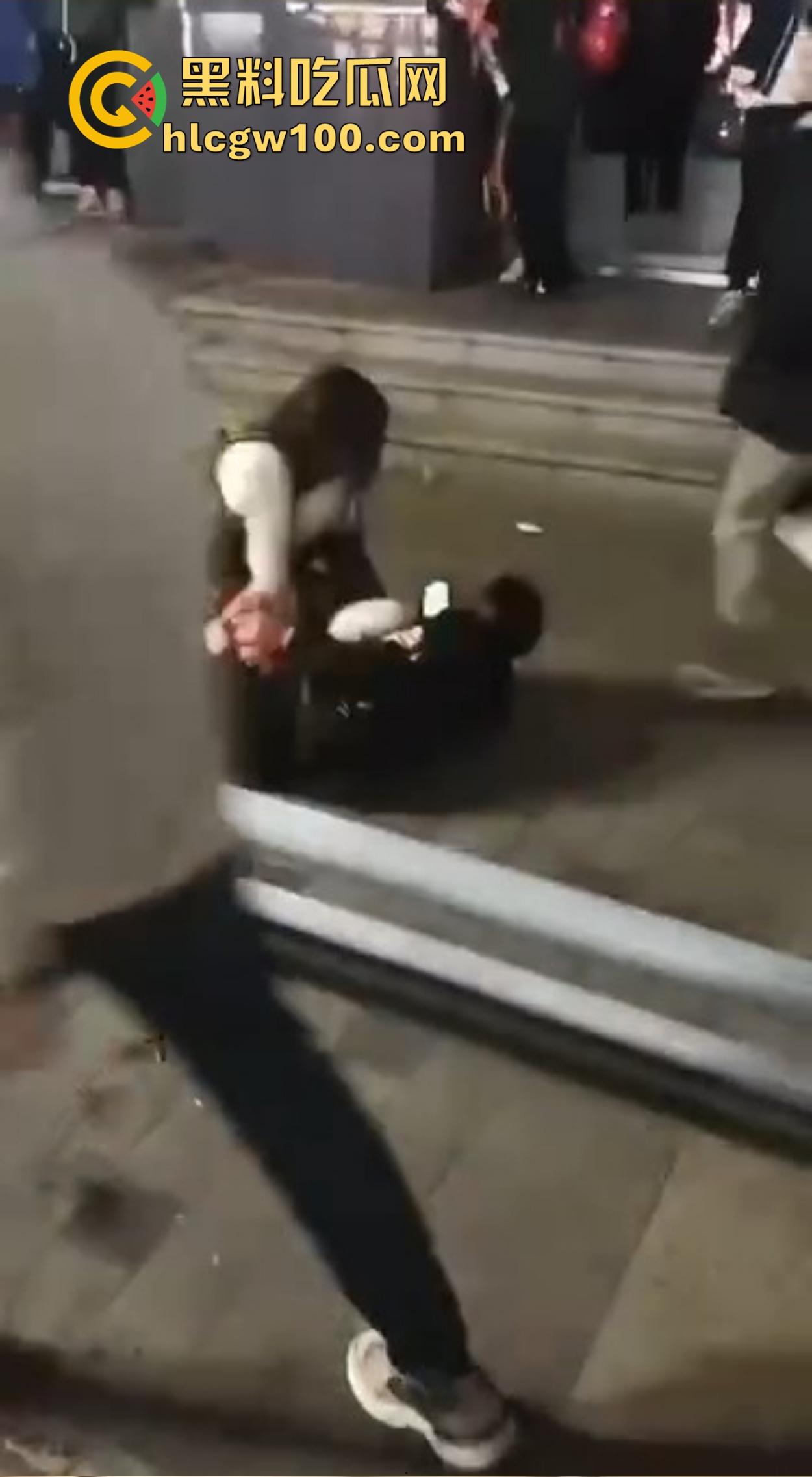 渭南吾悦广场上演新年第一刀 女子发现老公跨年聊骚 当街怒拿水果刀三刀见血 警察赶到直接按翻在地！-3