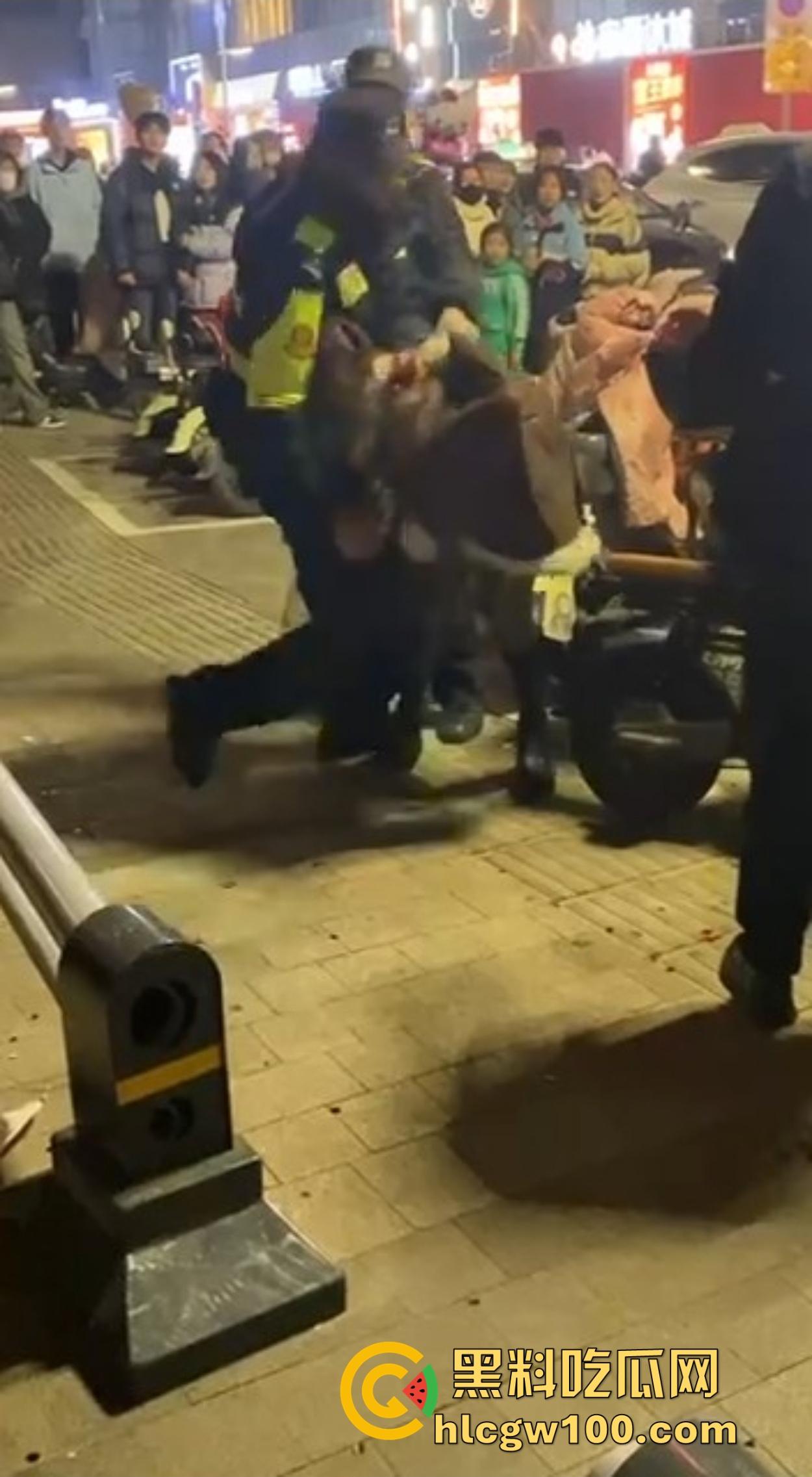 渭南吾悦广场上演新年第一刀 女子发现老公跨年聊骚 当街怒拿水果刀三刀见血 警察赶到直接按翻在地！-6