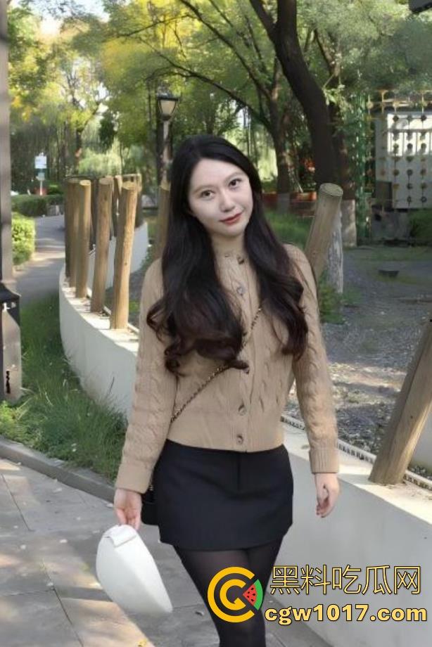 海角乱伦！与嫂子KTV包厢激情偷欢，性感白丝骑乘猛插，全裸开嗓边唱边操全程极度刺激！-2