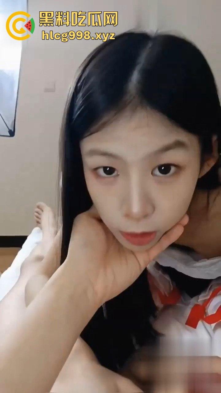 未涉世的00后嫩妹真好拿下！不到三千搞定白丝足交黑丝后入，粉嫩私处让人欲仙欲死！-1