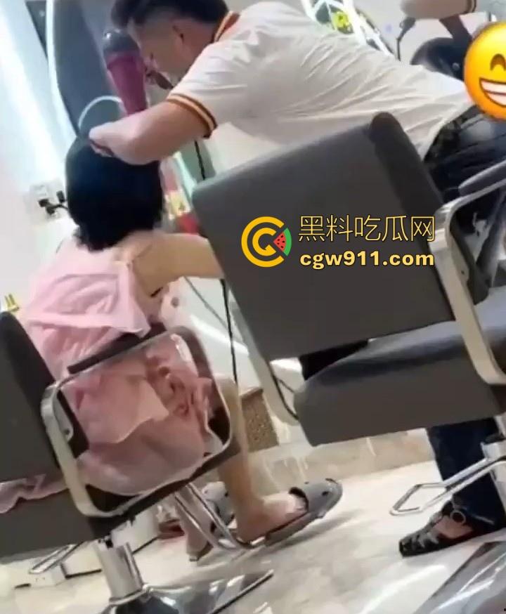 这难道又是理发师的宣传视频吗？少妇剪个头发手极其不老实，一直掏理发师的鸡鸡，其实这工作我能胜任的！-3